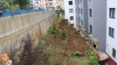 Ordu'nun Ünye ilçesinde bir sitenin istinat duvarı çöktü. 48 daireli