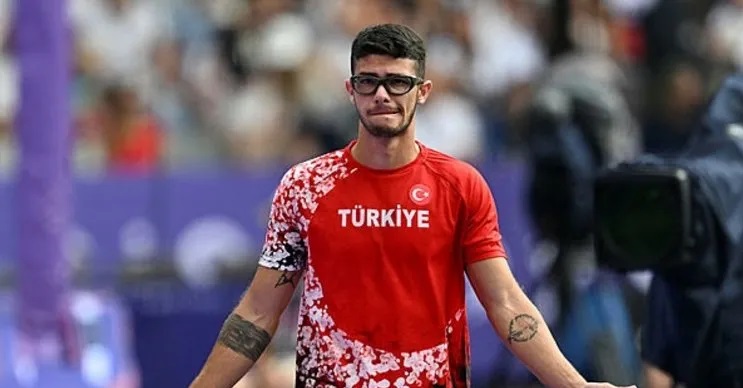 Paris 2024 Olimpiyat Oyunları'nda milli atlet Ersu Şaşma, erkekler sırıkla