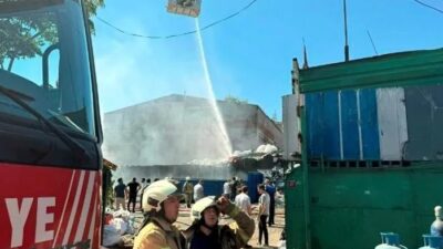 İstanbul Avcılar'da geri dönüşüm hurda hurda deposunda çıkan yangın korku