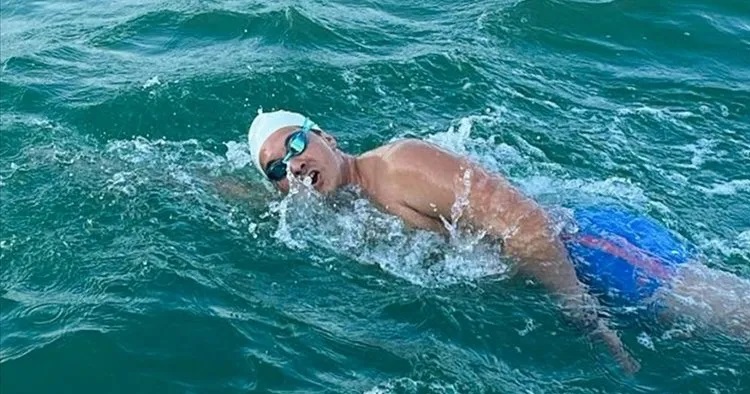 Berker Göker, İngiltere’nin Dover kasabasından girdiği Manş Denizi'ni 12 saat