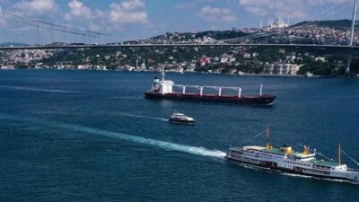 İstanbul Boğazı'ndan dün çıkış yapan PD-30 isimli yüzer havuzun, Haydarpaşa