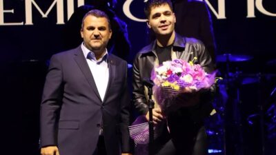 Emir Can İğrek, Tekirdağ'da sahil dolgu alanında sevilen şarkılarını seslendirdi.
