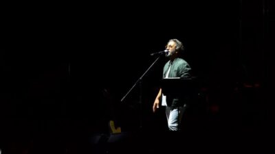 Fettah Can, 3. Bursa Uluslararası Gastronomi Festivali'nde sevilen şarkılarını seslendirdi.
