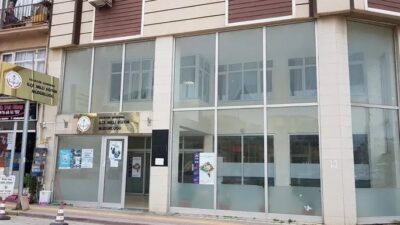 Balıkesir’in Bandırma ilçesindeki Milli Eğitim Müdürlüğü’nde temizlik görevlisi olarak çalışan