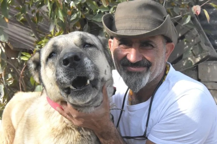 Sivas'ta uzun yıllardır Kangal köpeği besleyen, köpekleri ile tüm Türkiye'de