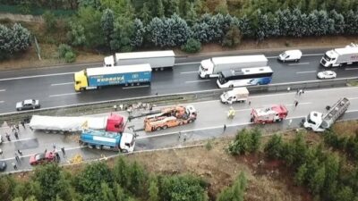 Kocaeli'nin İzmit ilçesinde, TEM Otoyolu'nda 3 tanker, 2 TIR ve