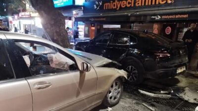 Üsküdar Çengelköy'de sürücüsünün kontrolünden çıkan araç, park halindeki otomobile çarptı.