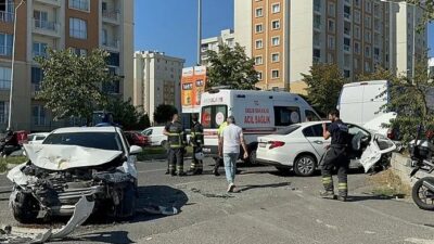 Tekirdağ'ın Çorlu ilçesinde iki otomobilin çarpıştığı kazada 1'i ağır, 3