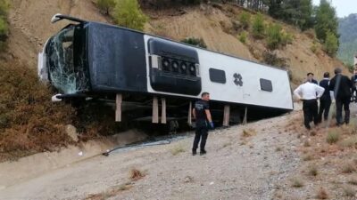 Feci kaza Isparta-Antalya kara yolunda meydana geldi. Tıra arkadan çarpan