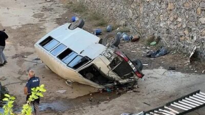 Bursa'nın Kestel ilçesinde kontrolden çıkan servis yolcu minibüsü dereye uçtuğu