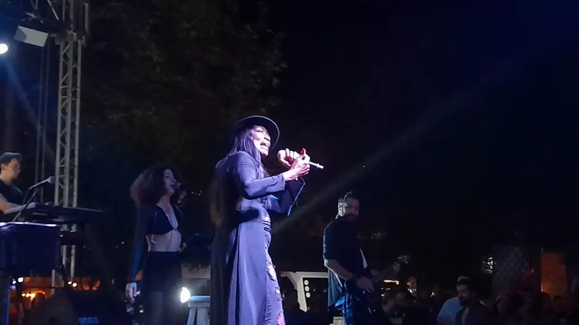 ABD'li sanatçı Della Miles, Ortaca'da konser vererek hayvan barınağına destek