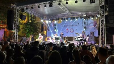 Bülent Ortaçgil, Kırklareli'nde düzenlenen şenlikte sevilen şarkılarını seslendirdi.
