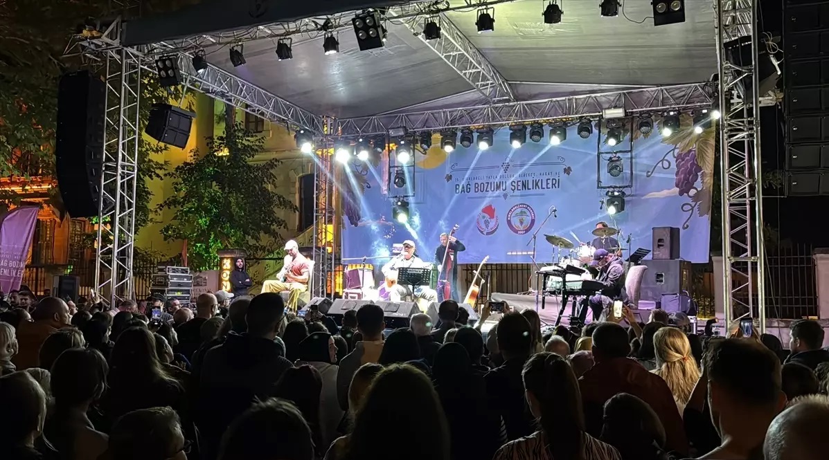 Bülent Ortaçgil, Kırklareli'nde düzenlenen şenlikte sevilen şarkılarını seslendirdi.
