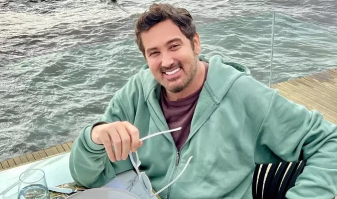 52 yaşındaki ünlü şarkıcı Metin Arolat, İstanbul Kozyatağı Hilton'da sahnede