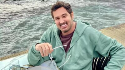 52 yaşındaki ünlü şarkıcı Metin Arolat, İstanbul Kozyatağı Hilton'da sahnede