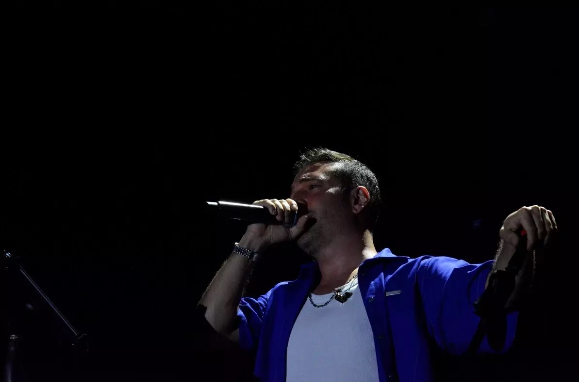 Bursa Uluslararası Gastronomi Festivali'nde Oğuzhan Koç, sevilen şarkılarıyla Bursalı hayranlarıyla