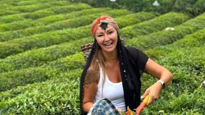 Pınar Altuğ Atacan, Rize'de çay bahçesinde çay toplayarak keyifli anlar