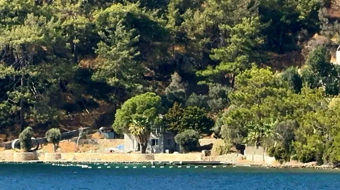 Ünlü komedyen Şahan Gökbakar'ın Muğla'nın Marmaris ilçesindeki özel koruma altındaki