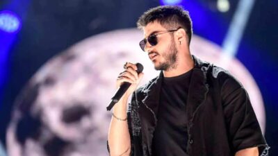 İzmir Enternasyonal Fuarı'nda düzenlenen Çim Konserleri kapsamında sahne alan Semicenk,