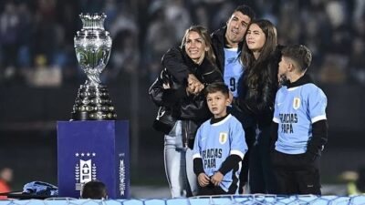 Uruguaylı futbolcu oyuncu Luis Suarez, Paraguay ile oynadıkları karşılaşmanın ardından