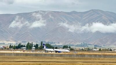 Ankara-Yüksekova seferi yapan AJet Havayolları’na ait yolcu uçağı Yüksekova Havalimanı’na