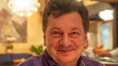 Beyoğlu'nda yemek yazarı Vedat Milor'un içinde bulunduğu araç, kaza yaptı.
