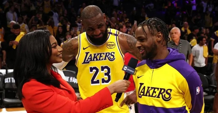 Amerikan Basketbol Ligi'nde (NBA) Los Angeles Lakers forması giyen 39