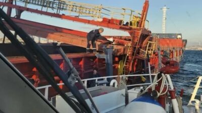 İstanbul'da Ahırkapı açıklarına demirleyen kargo gemisinin güvertesindeki vincin devrilmesi sonucu