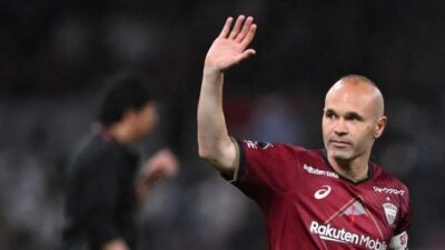 İspanya'nın yaşayan efsanelerinden Andres Iniesta, 40 yaşında futbolu bıraktığını açıkladı.