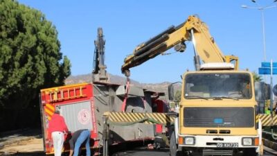 Aydın'ın Efeler ilçesinde yangın ihbarına giden itfaiye aracı ile otomobilin