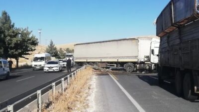 Şanlıurfa-Suruç yolunda bir TIR'ın sürücüsünün direksiyon hâkimiyetini kaybedip ters şeride