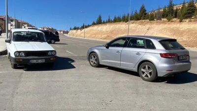Elazığ’da seyir halinde olan iki otomobil sürücüsü çarpıştı. Kaza sonucunda