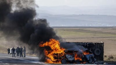 Kars'ta otomobil ile kamyonet çarpıştı. Bir anda alev topuna dönen