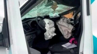 İstanbul Havalimanı Göktürk yol ayrımında PTT'ye ait kargo dağıtım aracı,