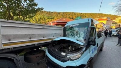 İstanbul Maltepe'de, yolcu minibüsünün park halindeki tıra arkadan çarpması sonucu