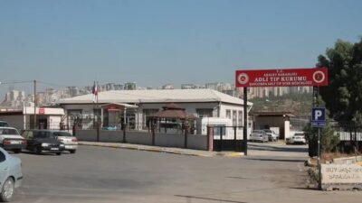 Şanlıurfa’nın Eyyübiye ilçesinde TIR’ın dorsesi bağlamak isteyen sürücü dorsenin altında