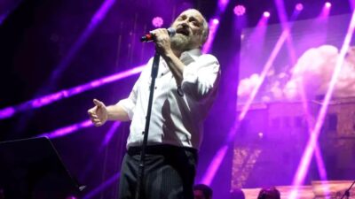 Balıkesir'in Edremit ilçesinde düzenlenen Cumhuriyet Konseri'nde Volkan Konak sahne alarak