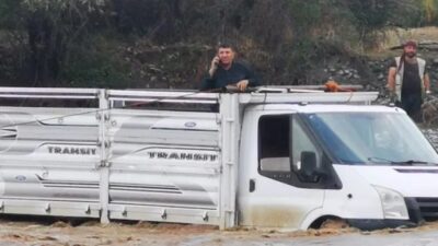 Diyarbakır'ın Kulp ilçesinde etkili olan sağanakta suların yükseldiği çayda kamyonetiyle