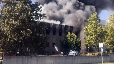 Tekirdağ’ın Çerkezköy ilçesinde kumaş fabrikasında yangın çıktı. Ekipler, alevlere müdahale