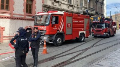 İstanbul'da Beyoğlu Belediyesi'nin önündeki trafoda henüz belirlenemeyen bir nedenle patlama