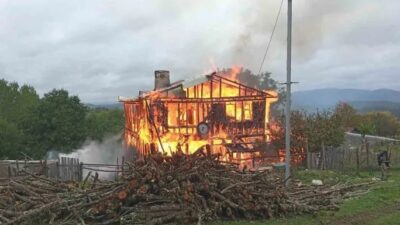 Kastamonu’da iki katlı ahşap evde çıkan yangında ahşap ev tamamen