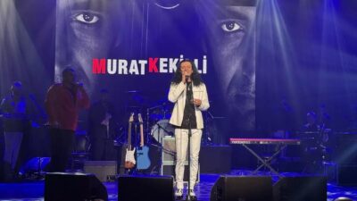 Murat Kekilli, Bostancı Gösteri Merkezi'nde sevilen şarkılarıyla dinleyicileri coşturdu.
