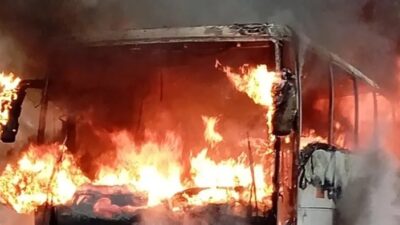 Pozantı Adana Otoyolu'nda hareket halindeyken motor kısmından alev alan yolcu