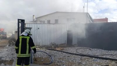Afyonkarahisar'da bir akaryakıt istasyonunun yanı başındaki depoda çıkan yangın paniğe