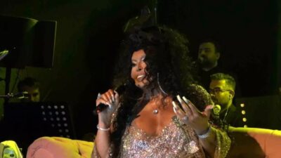 Ünlü sanatçı Bülent Ersoy, Kocaeli'deki konserinde göz kamaştıran kostümüyle sevilen