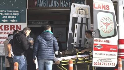 Bursa’nın İnegöl ilçesinde odun kesmek isteyen adam, yanlışlıkla ayağını kesti.