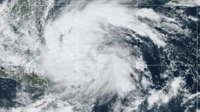 Honduras'ın kuzeyini etkisi altına alan Sara Tropikal Fırtınası'nın, Orta Amerika