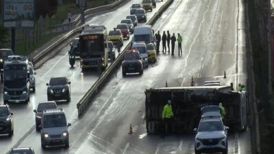 Kadıköy D-100 Karayolu’nda ilerleyen et yüklü kamyonet, şoförünün direksiyon hakimiyetini