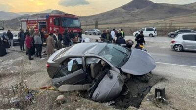 Erzurum’un Aşkale ilçesinde kontrolden çıkarak su kanalına çarpan otomobildeki 3
