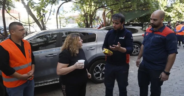 Antalya'da apartmanın bodrum katını ilaçlamak için giren 2 belediye işçisi,